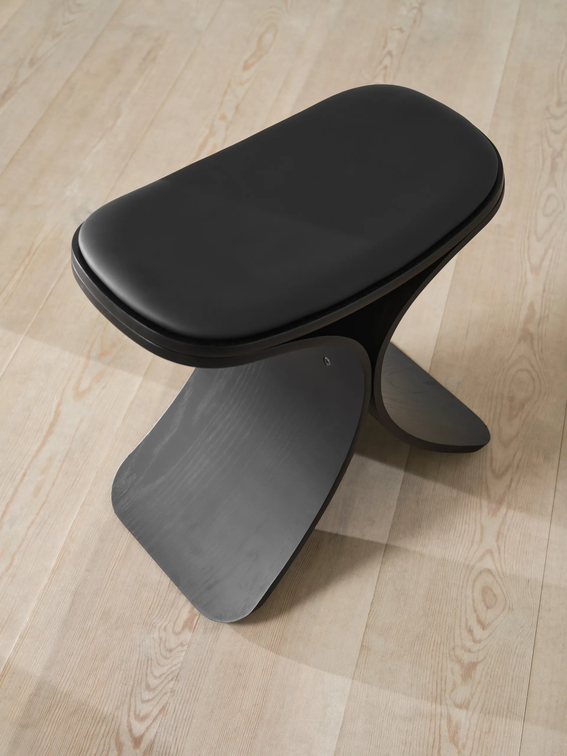Luno stool 48x28x72 cm, Black oak-black leather Gejst