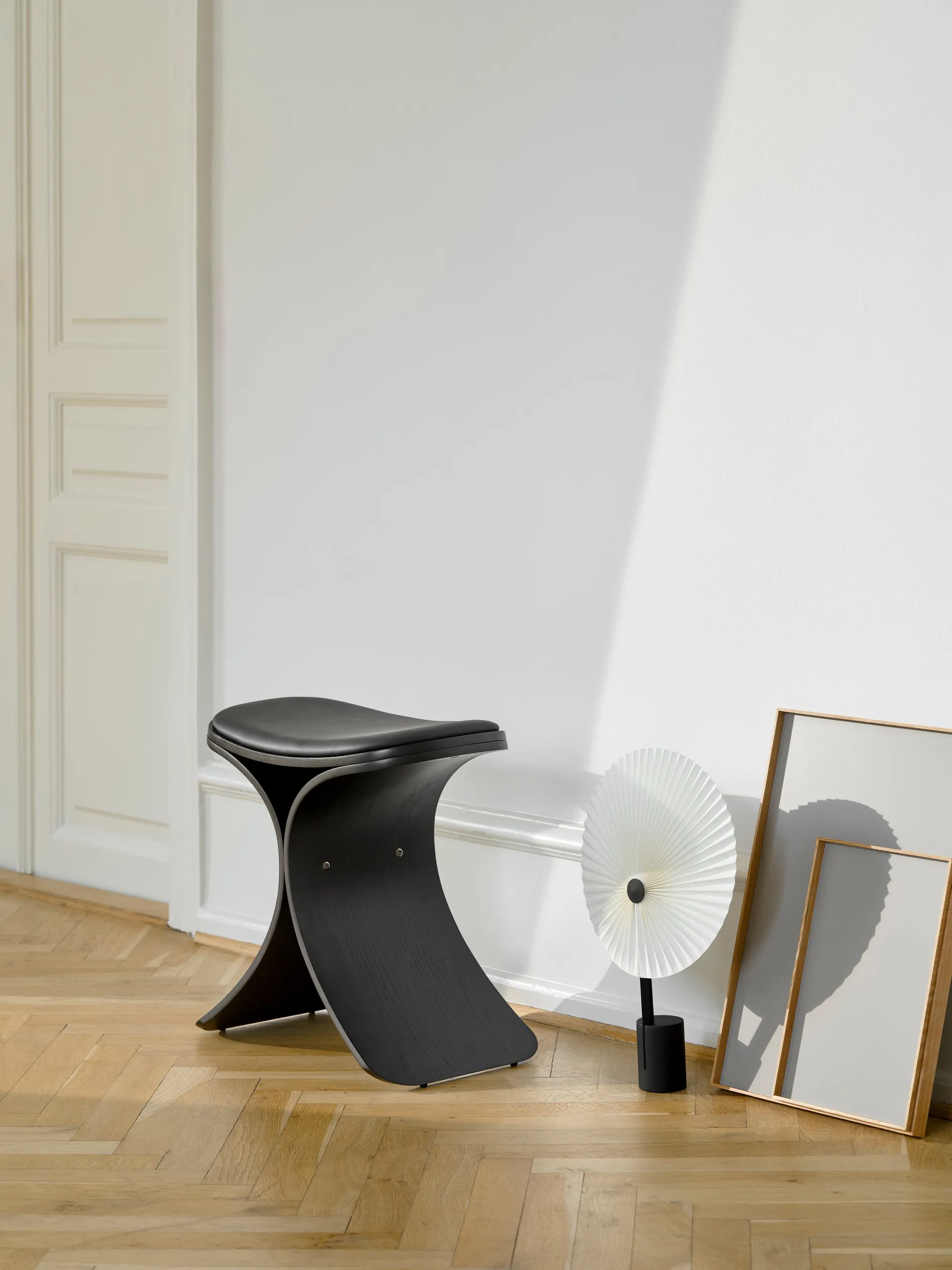 Luno stool 48x28x72 cm, Black oak-black leather Gejst