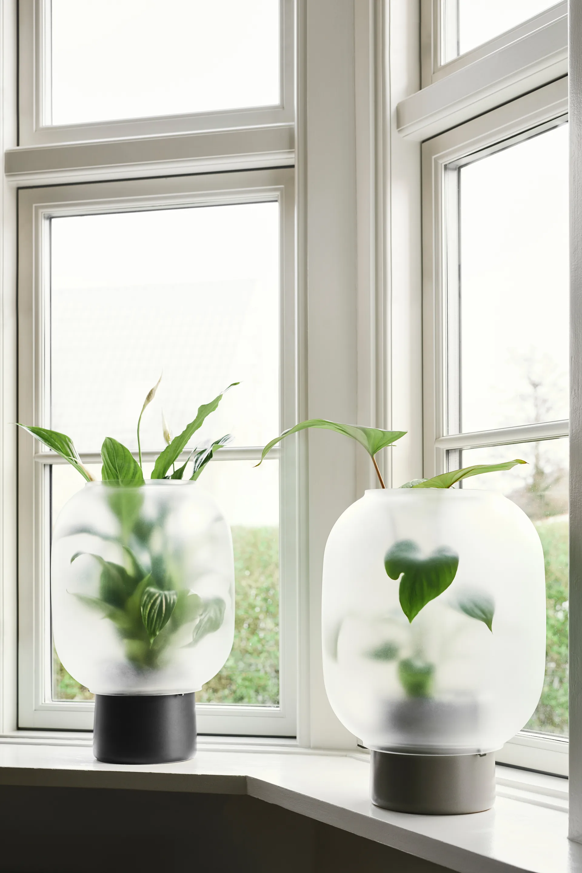 Nebl flower pot with frosted glass Ø26 cm, Black Gejst