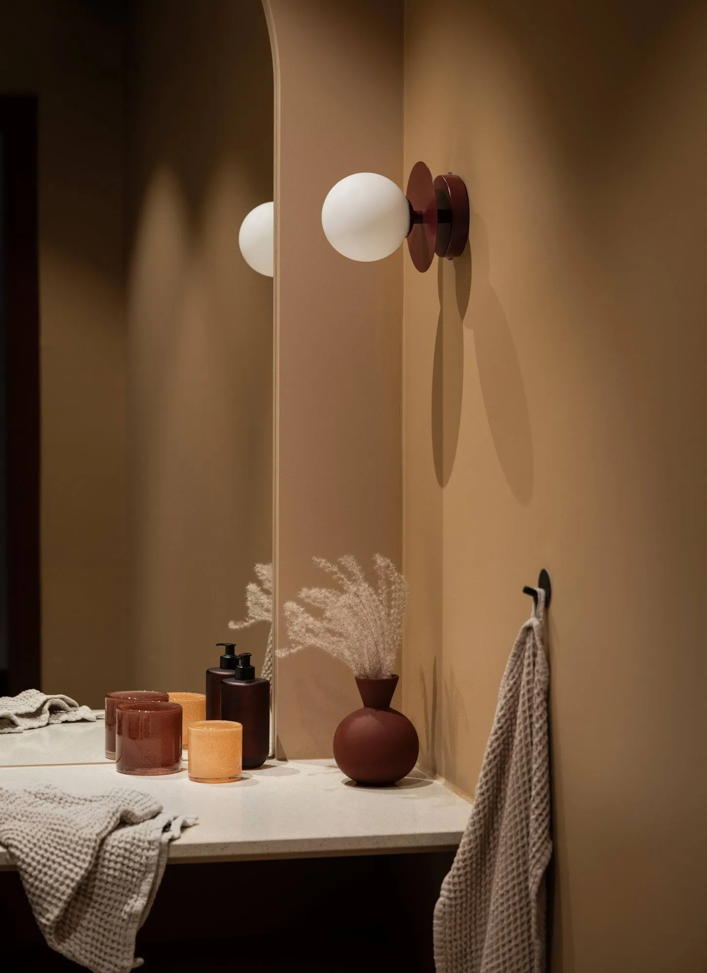 Art Deco wall light, flush mount, Red-White Globen Lighting