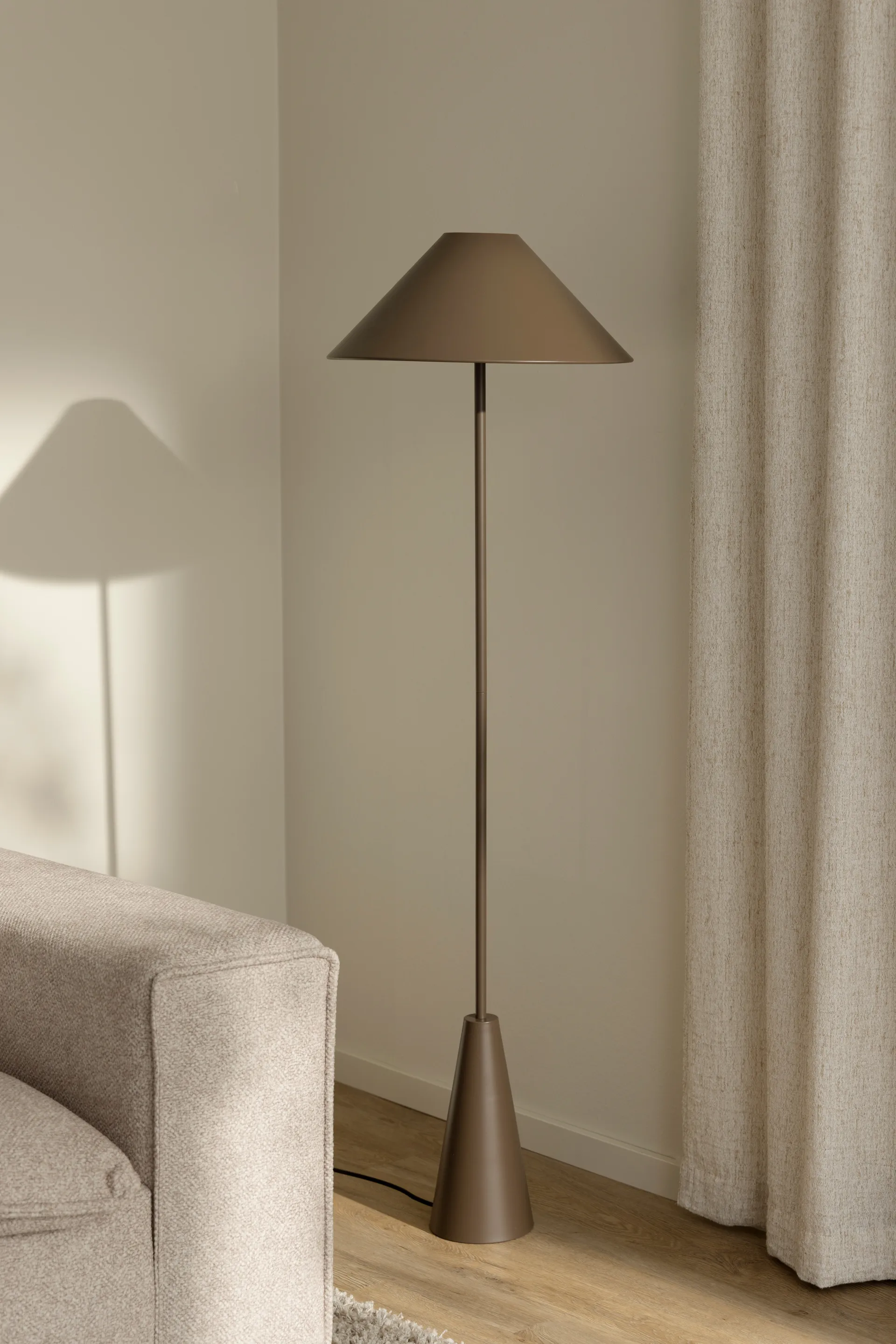 Cannes floor lamp 140 cm, Mocha Globen Lighting