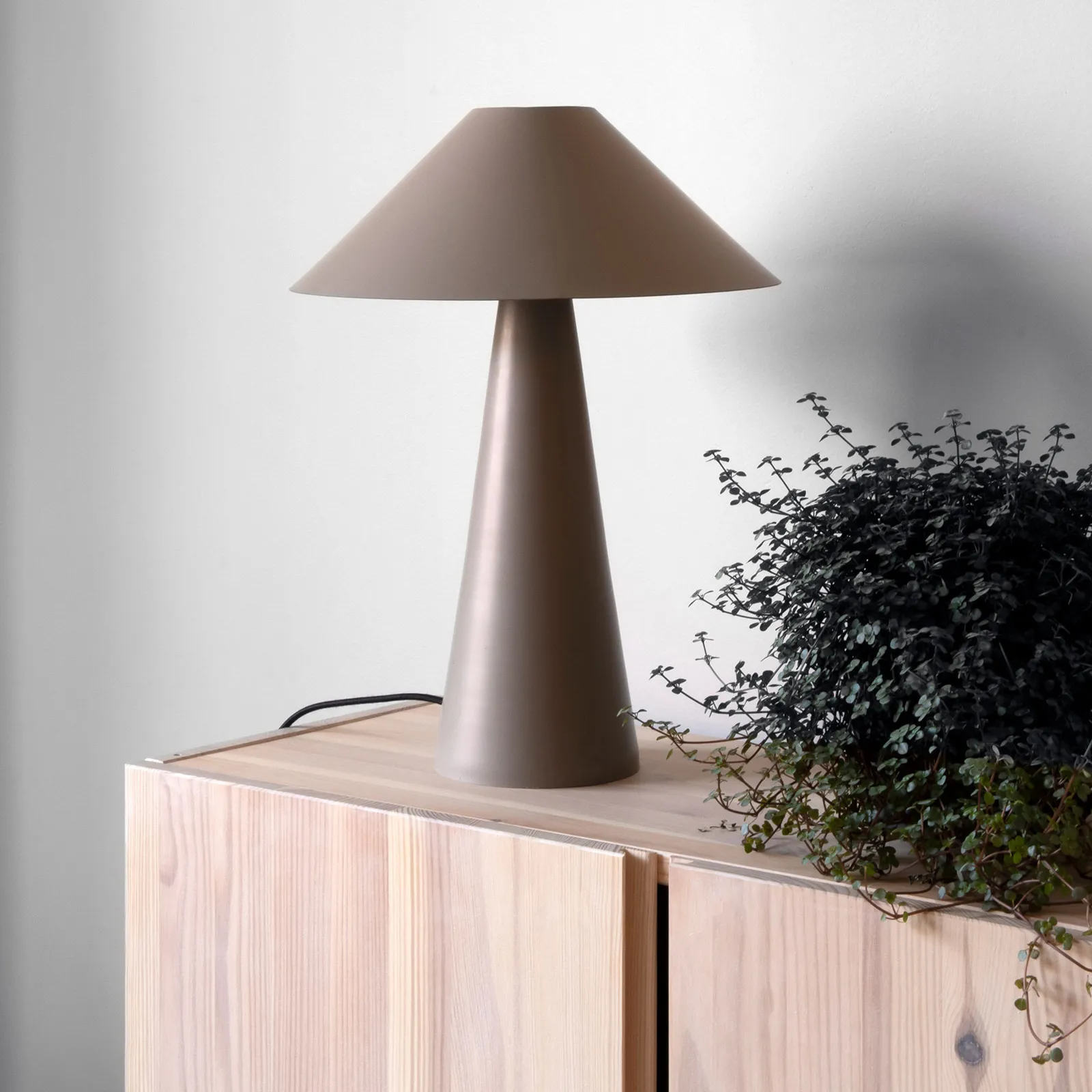 Cannes table lamp, mole Globen Lighting