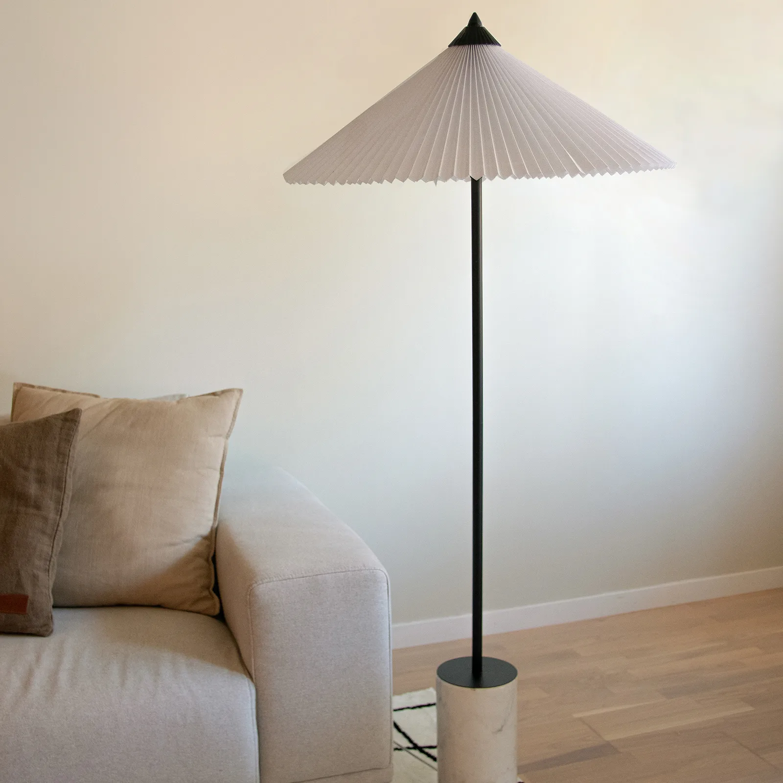 Matisse floor lamp 150 cm, Black-white Globen Lighting