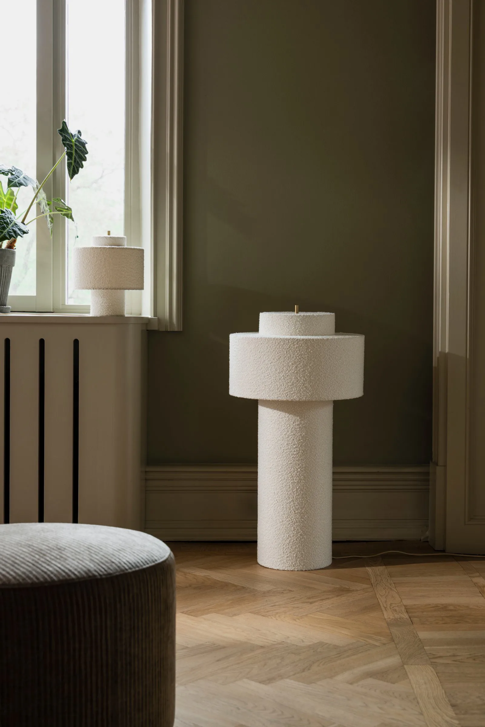 Noah floor lamp, White bouclé, Ø45x88 cm Globen Lighting
