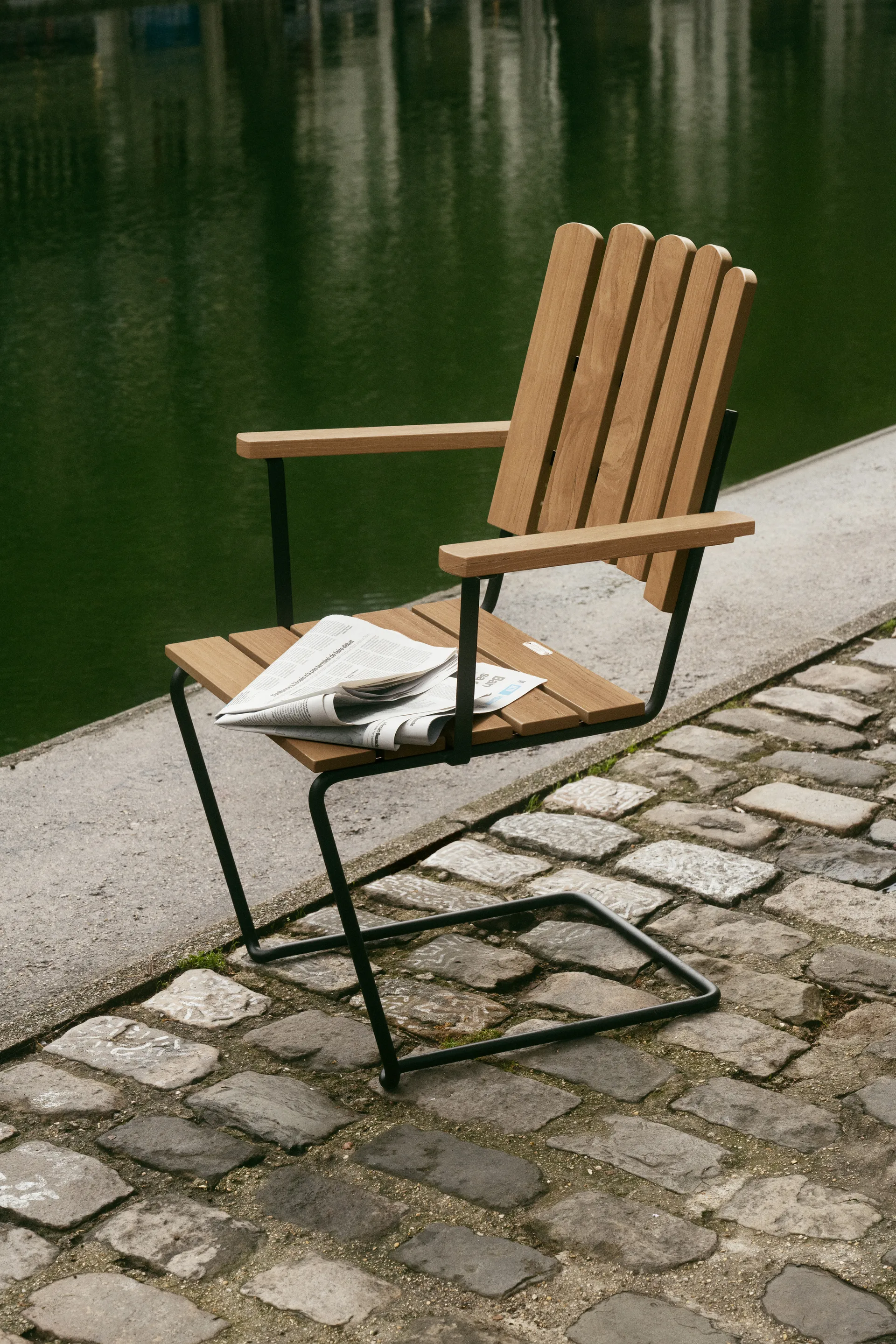 A2 armchair, Untreated teak-black Grythyttan Stålmöbler