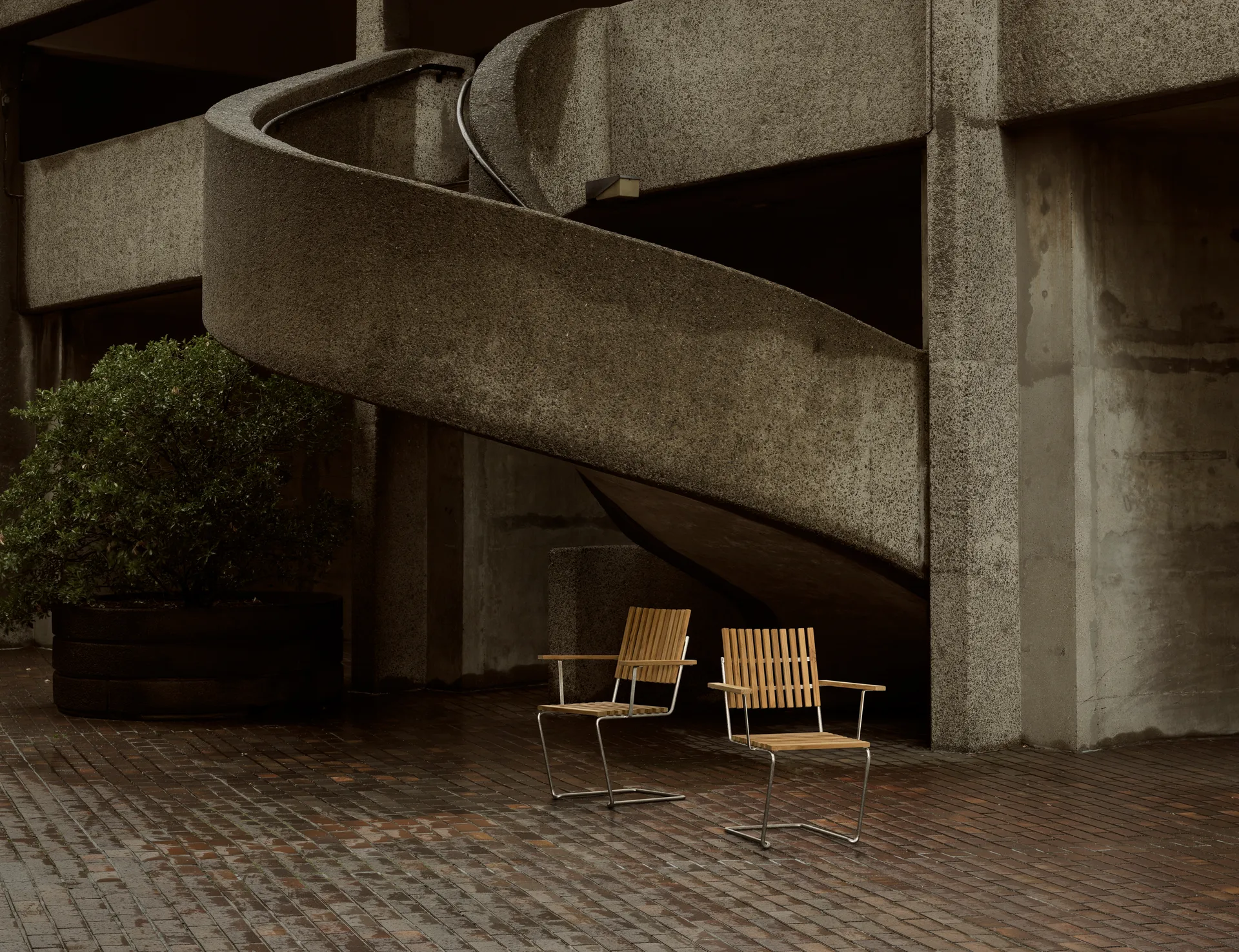 Bovik armchair, Teak-warm galvanized frame Grythyttan Stålmöbler