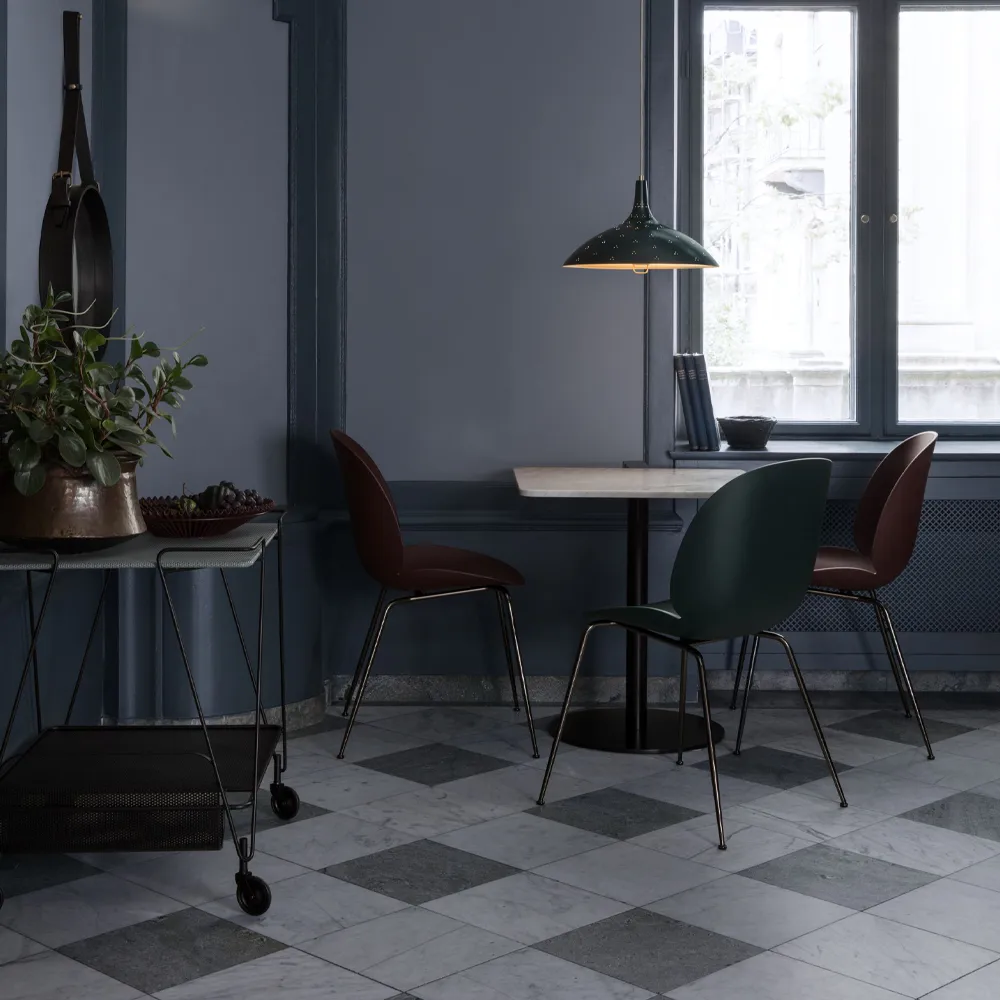 Beetle 4-pack Chair, Amber brown, brass legs GUBI
