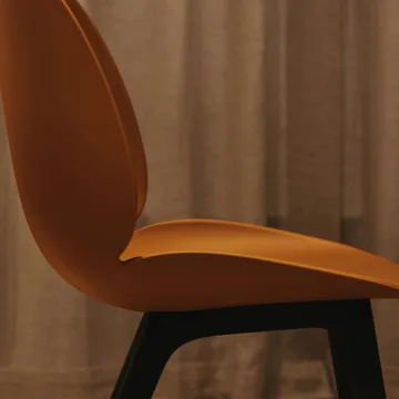 Beetle Plastic chair - Amber brown, black leg - GUBI