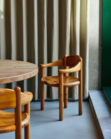 Daumiller chair with arms - Golden pine - GUBI