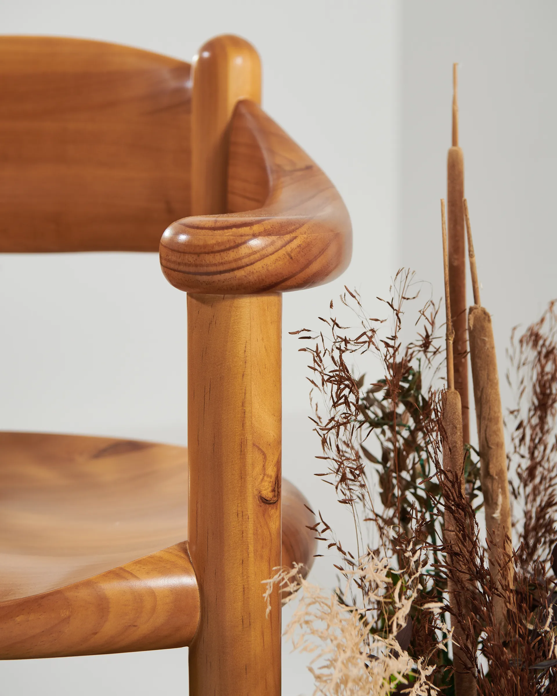 Daumiller chair with arms, Golden pine GUBI