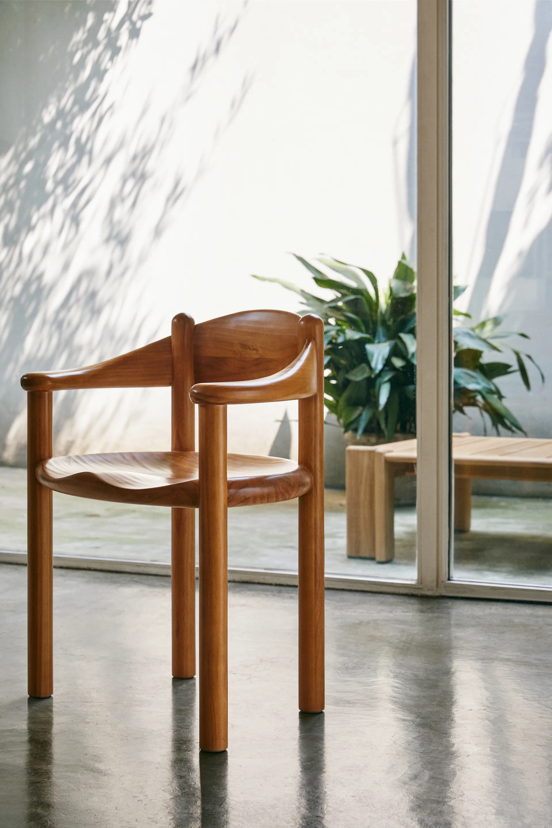 Daumiller chair with arms, Golden pine GUBI