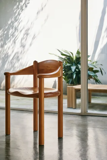 Daumiller chair with arms - Golden pine - GUBI