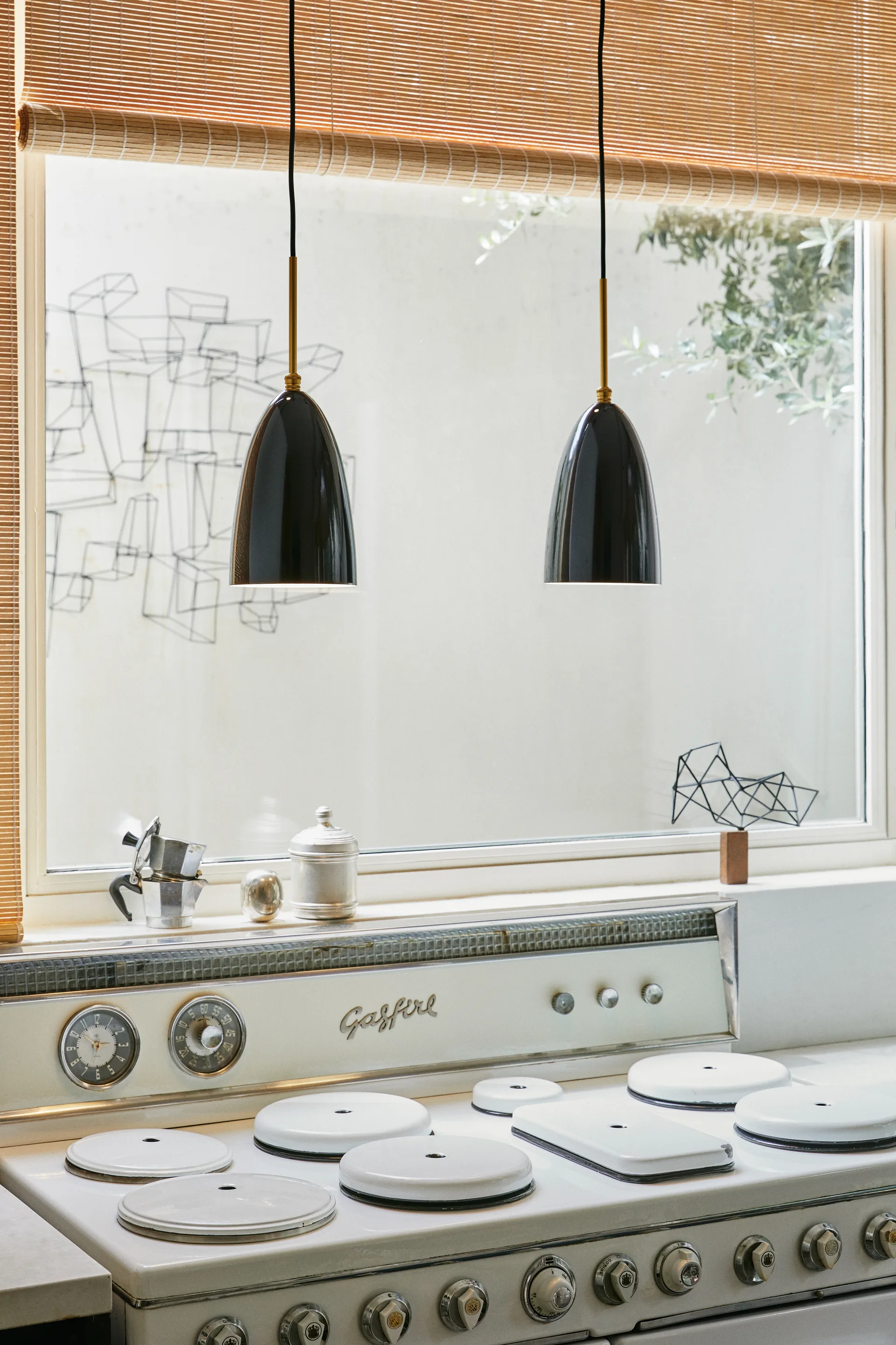 Gräshoppa ceiling lamp glossy, Black-brass GUBI