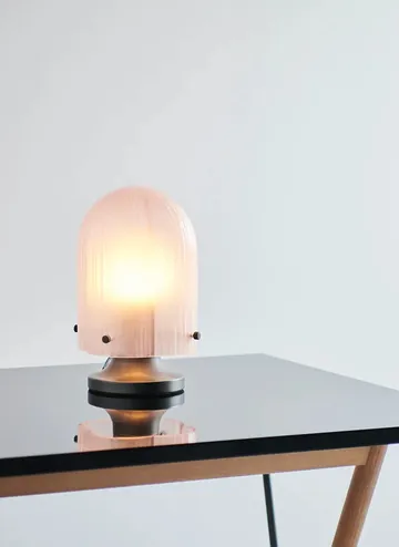Seine table lamp Ø17.2x26.2 cm - Brass-coral - GUBI