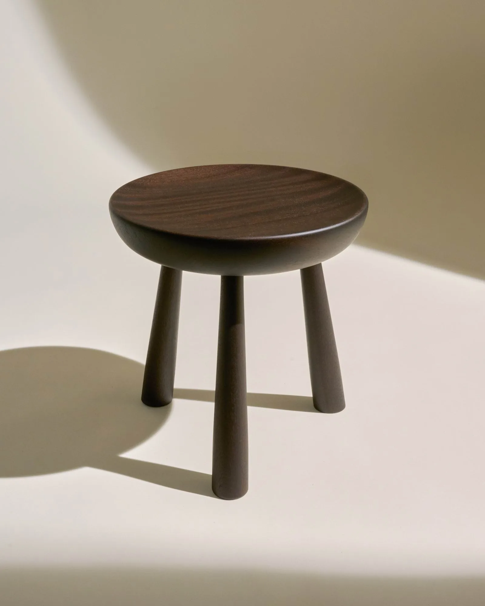 Totto stool, Dark-stained lacquered sapele, Ø31x32.6 cm GUBI