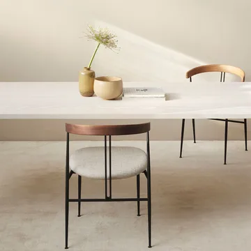 Violin dining chair - Karakorum 001 white-covered - GUBI