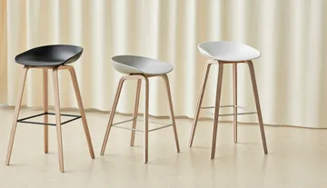 About a Stool AAL32 High 2.0 bar stool lacquered oak base - White-stainless steel footrest - HAY