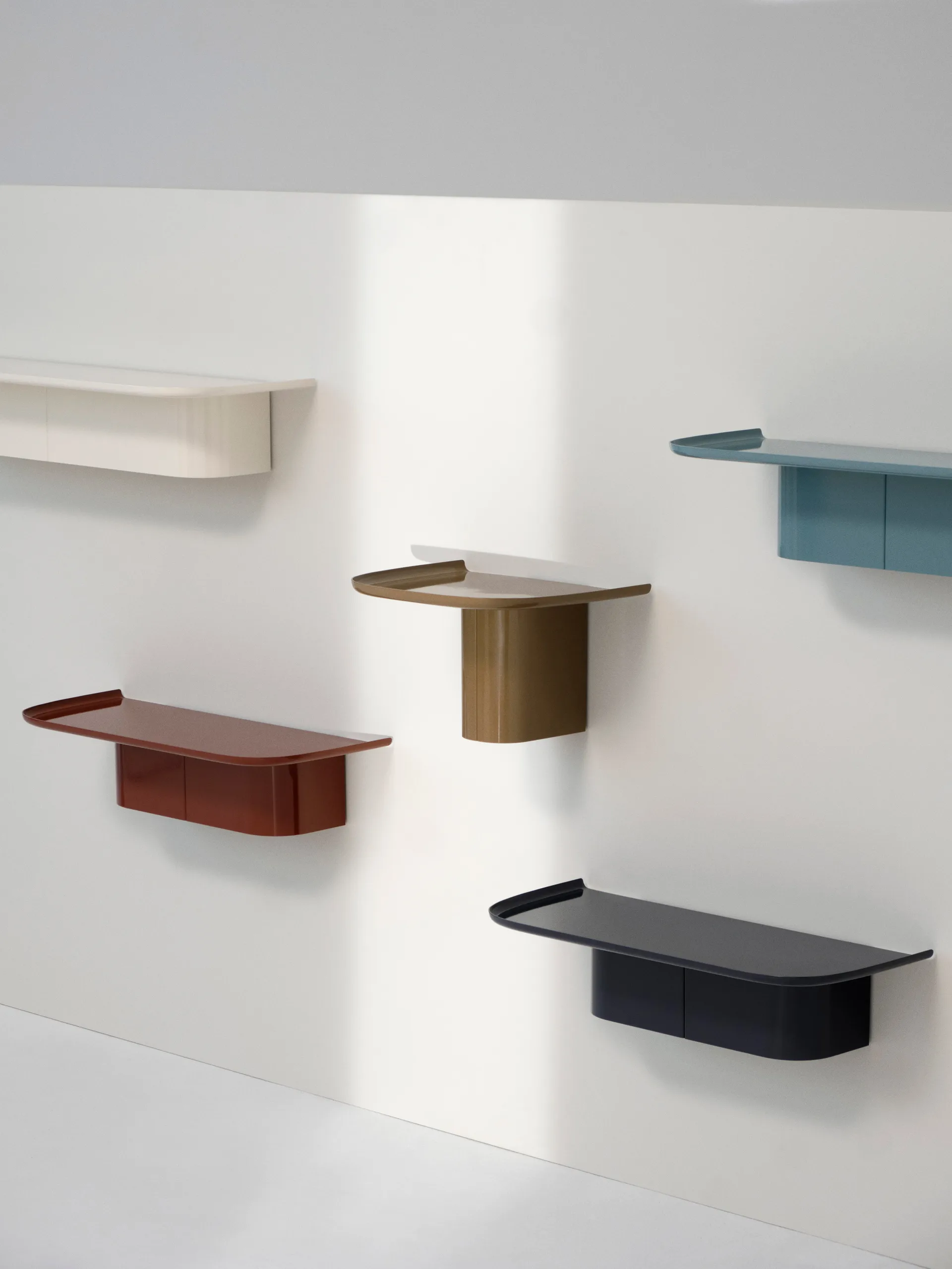 Korpus 4 hook wallshelf M, Cream HAY