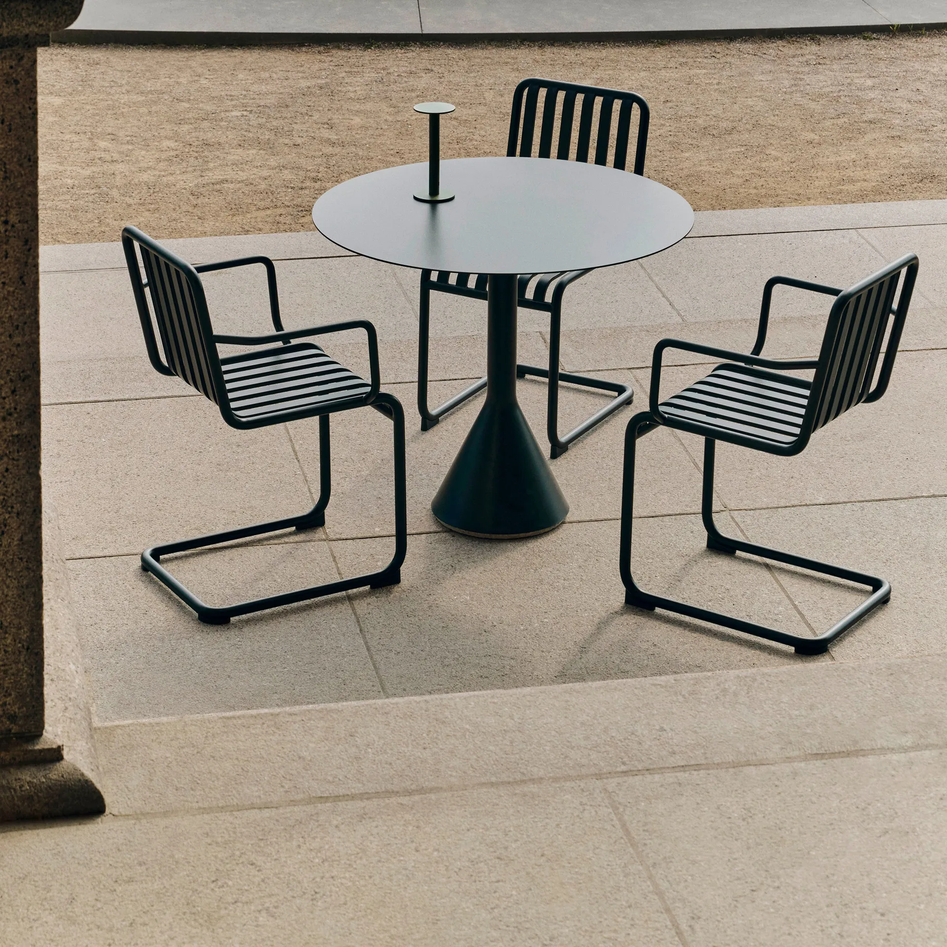 Palissade Cantilever armchair, Anthracite HAY