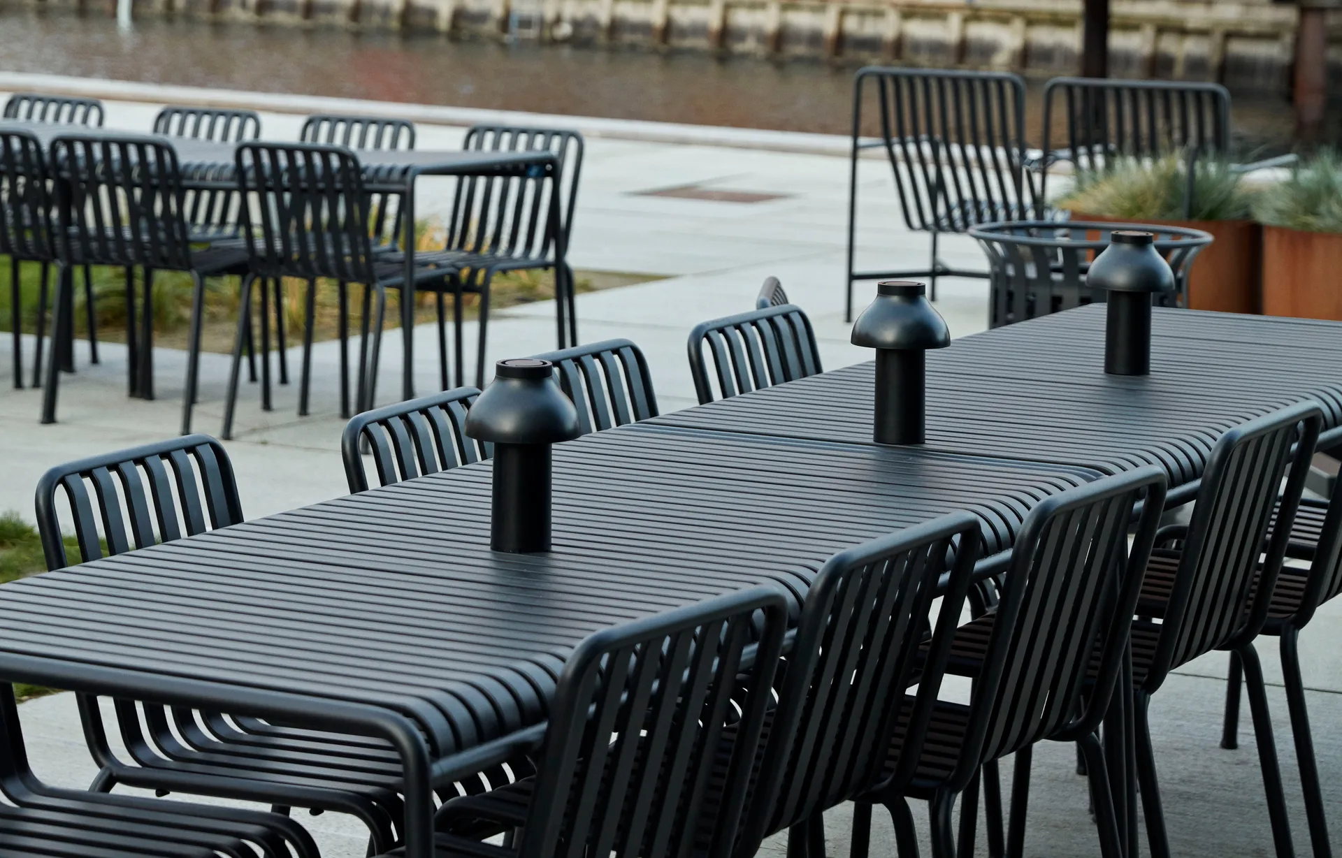 Palissade dining set 4 chairs 170x90 cm - Anthracite,  HAY