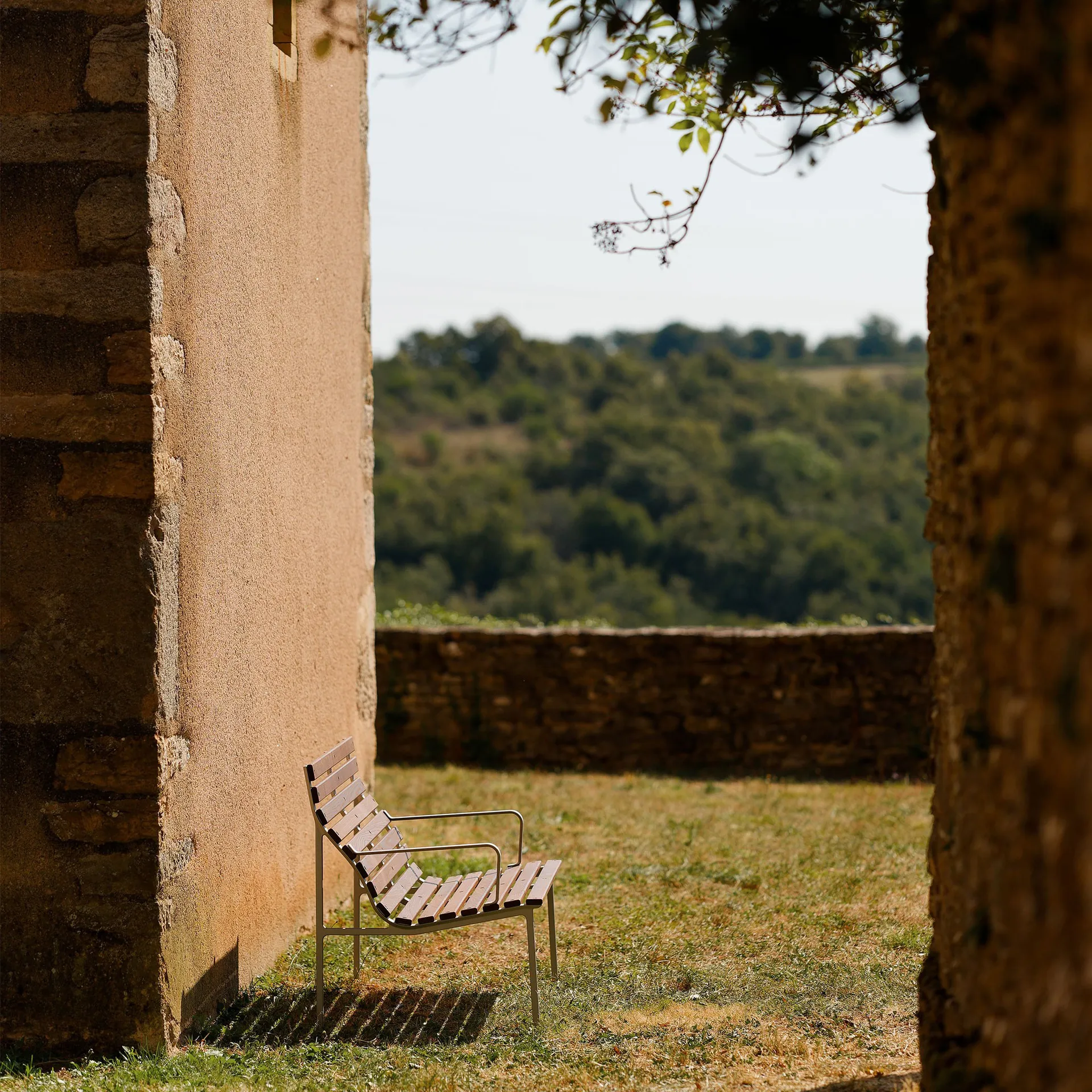 Traverse Lounge bench with armrests, Oiled ash HAY