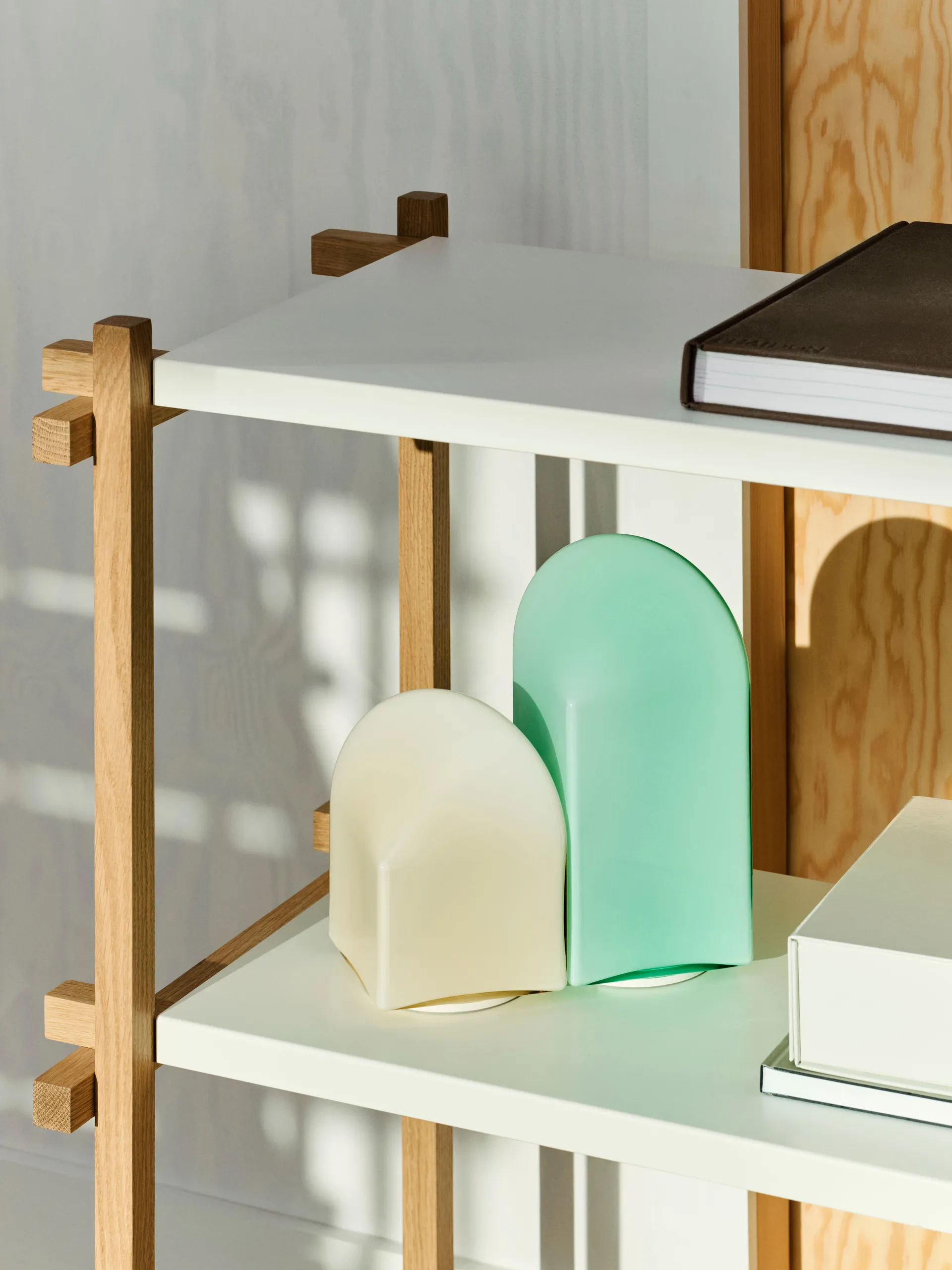 Woody Column shelf, Oak-almond white, low HAY