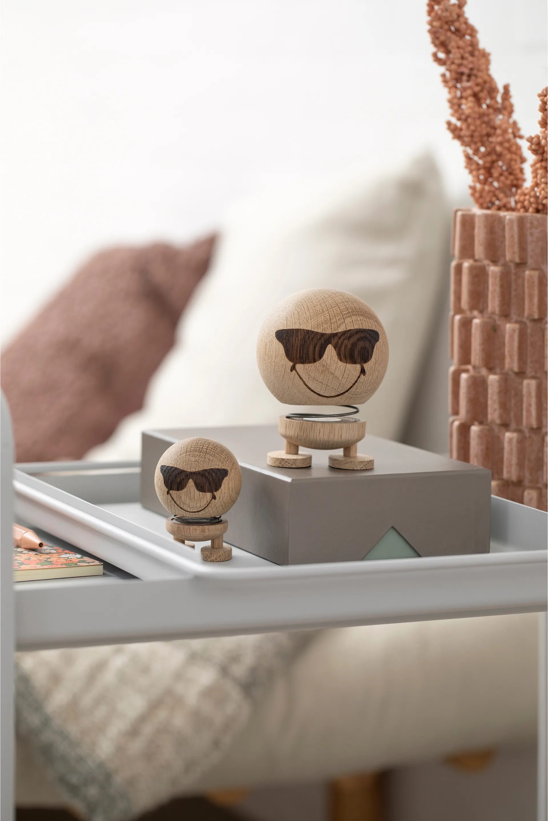 Hoptimist Smiley Cool M figure, Raw oak Hoptimist