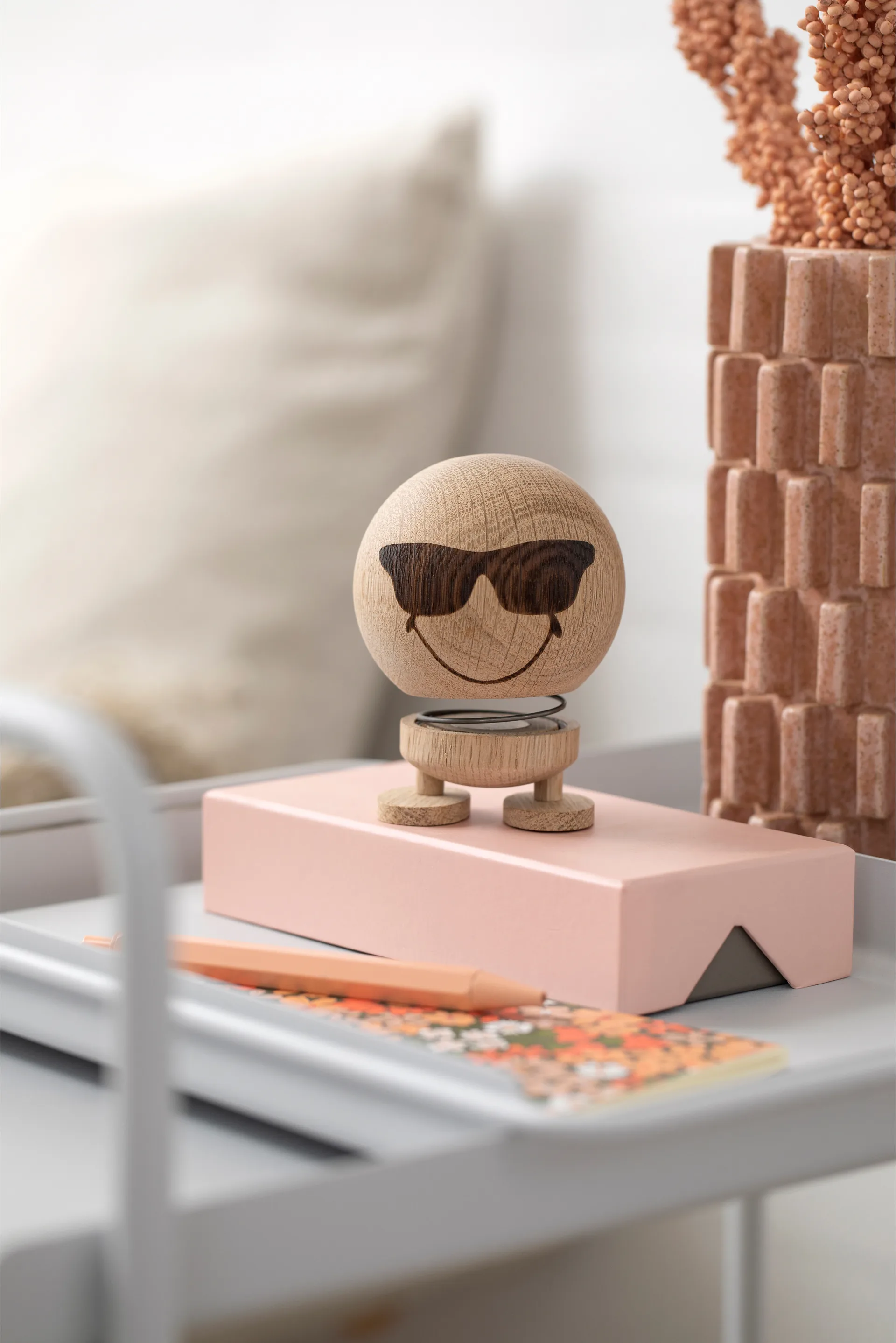 Hoptimist Smiley Cool M figure, Raw oak Hoptimist