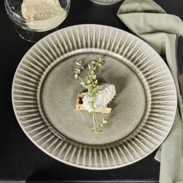 Pleat dinner plate Ø27 cm - Grey-brown - House Doctor