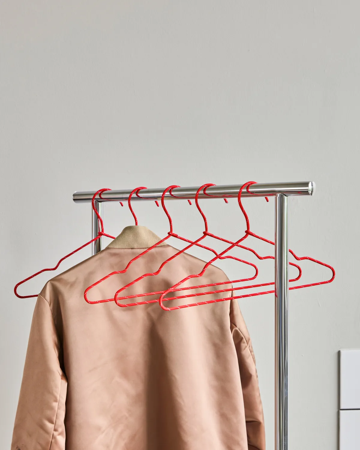 Wire hanger 6-pack, Red House Doctor