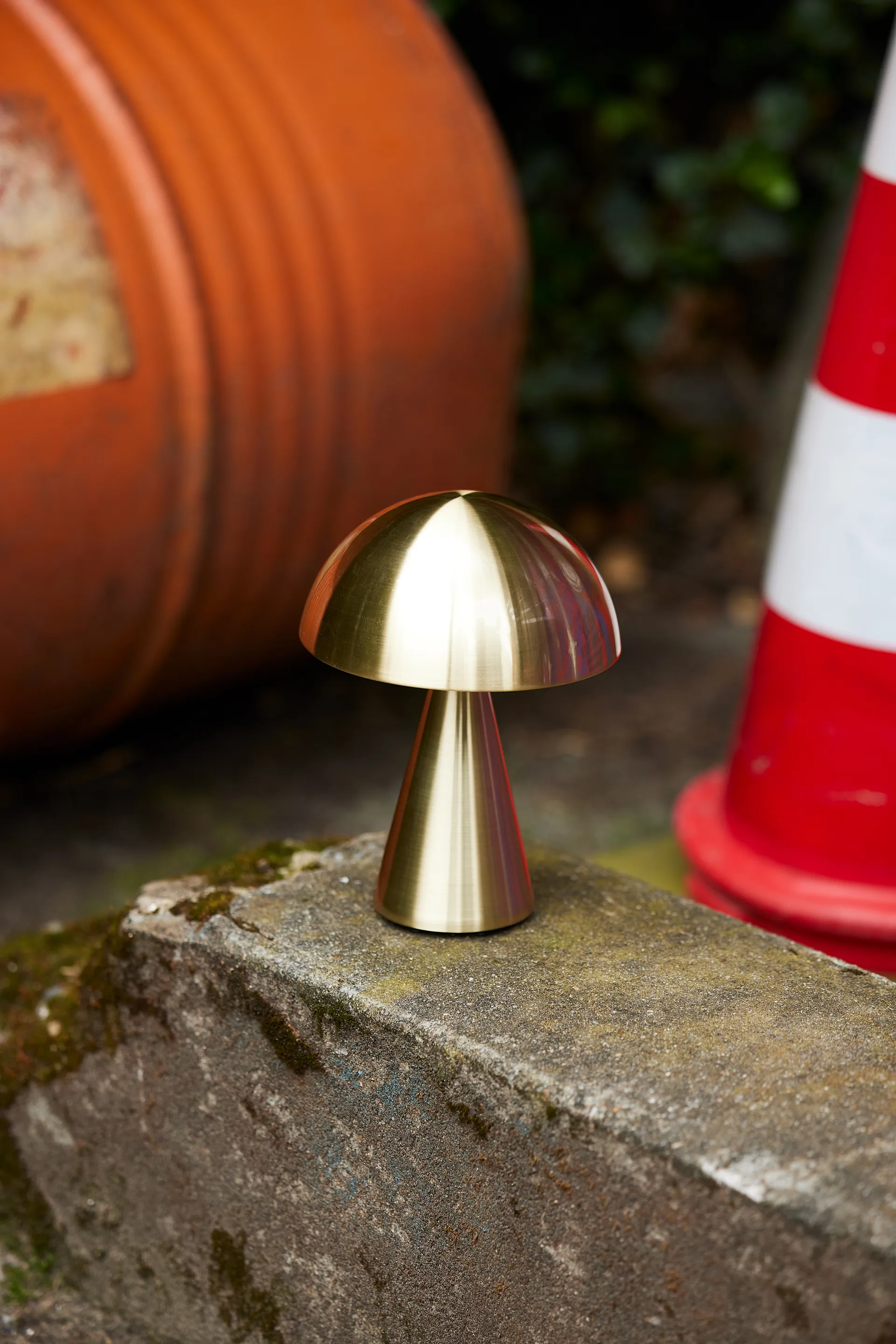 Mush portable table lamp, Brass Hübsch