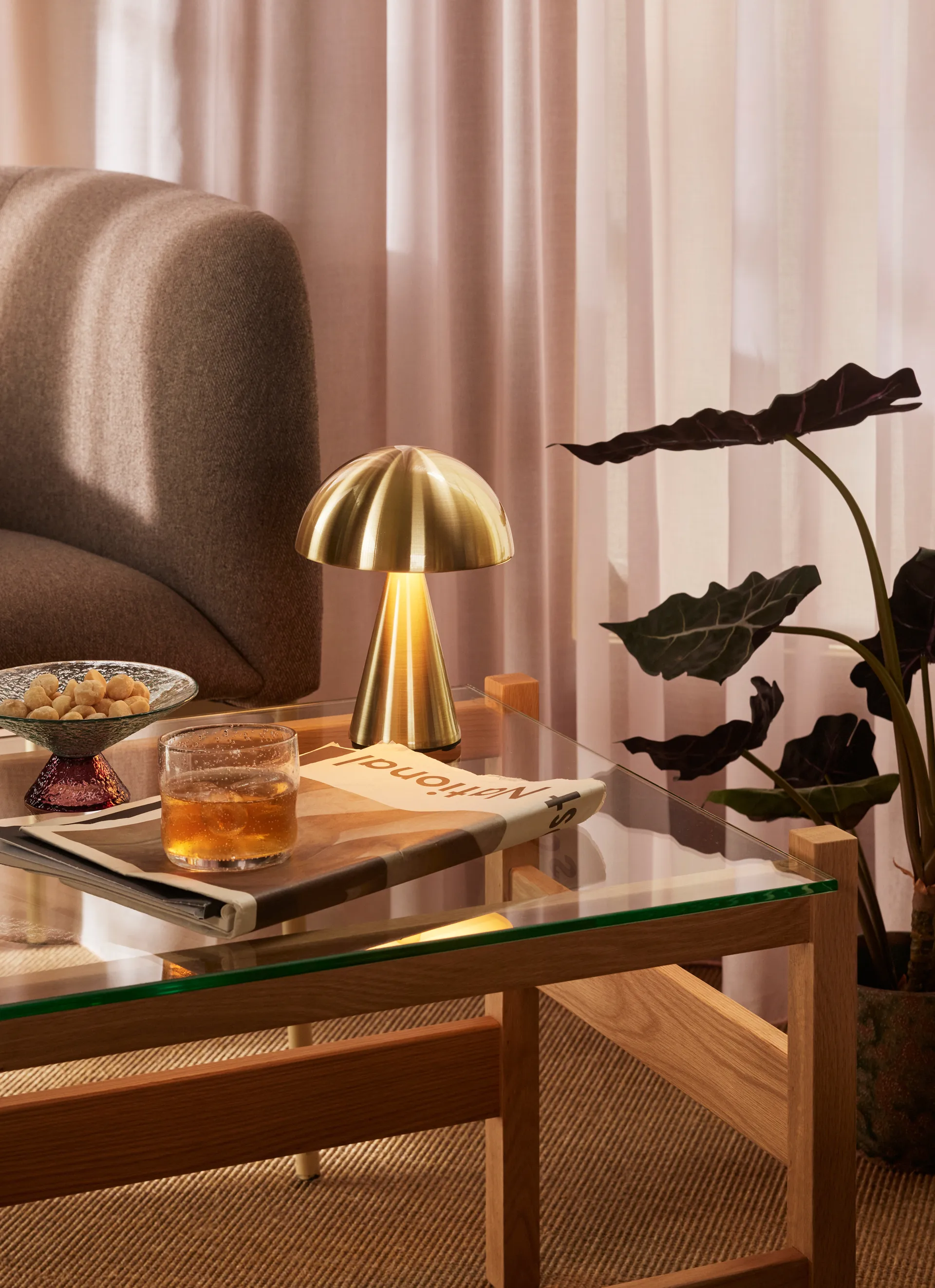 Mush portable table lamp, Brass Hübsch
