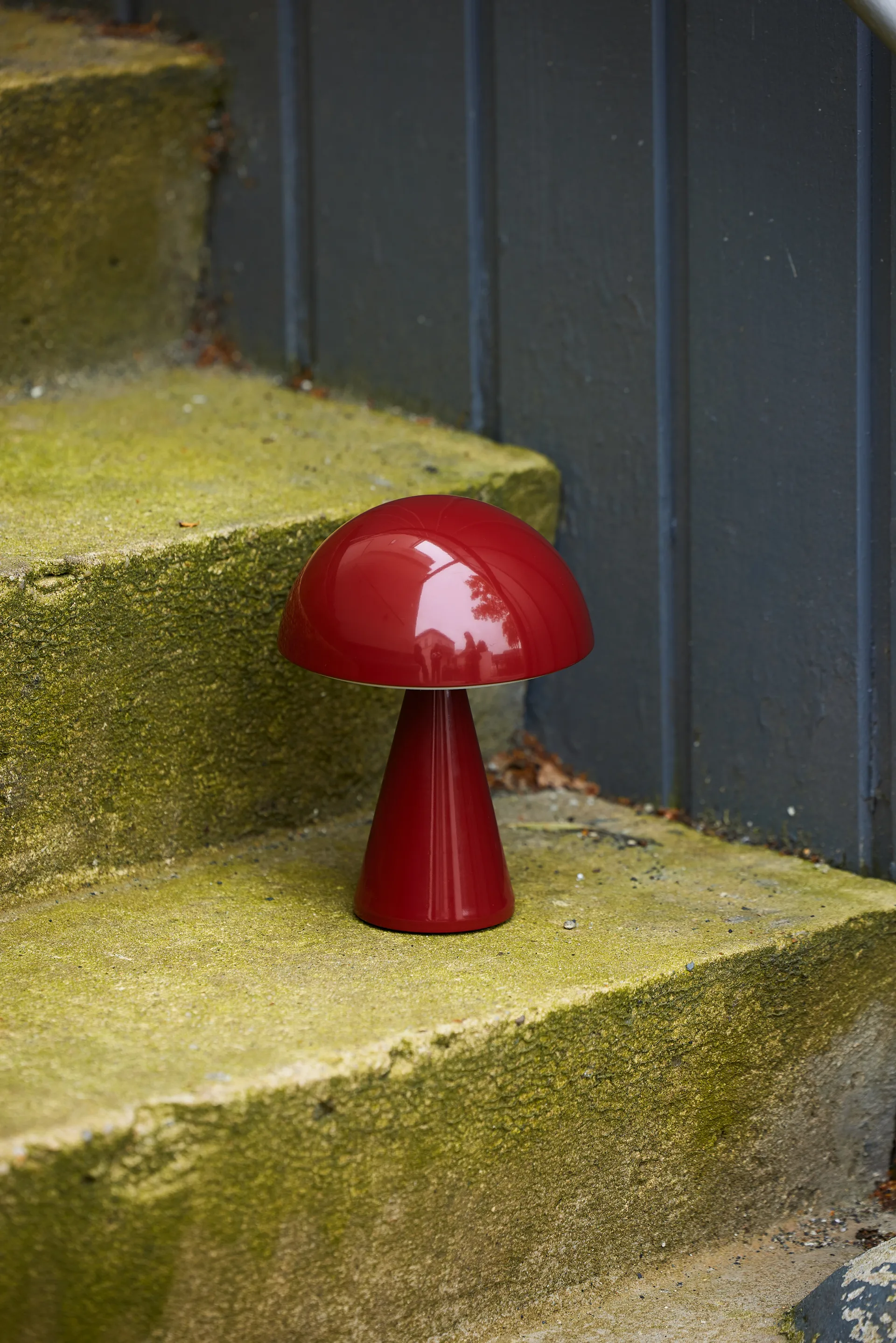 Mush portable table lamp, Red Hübsch