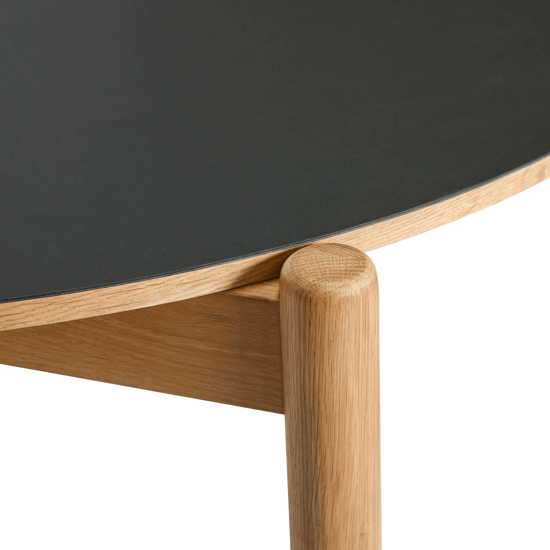 Oblique dining table, Black, Ø126 cm Hübsch