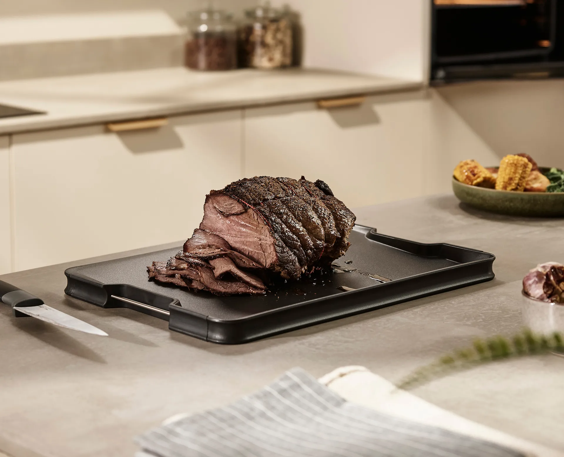 Cut & carve cutting board plus black, XL Joseph Joseph