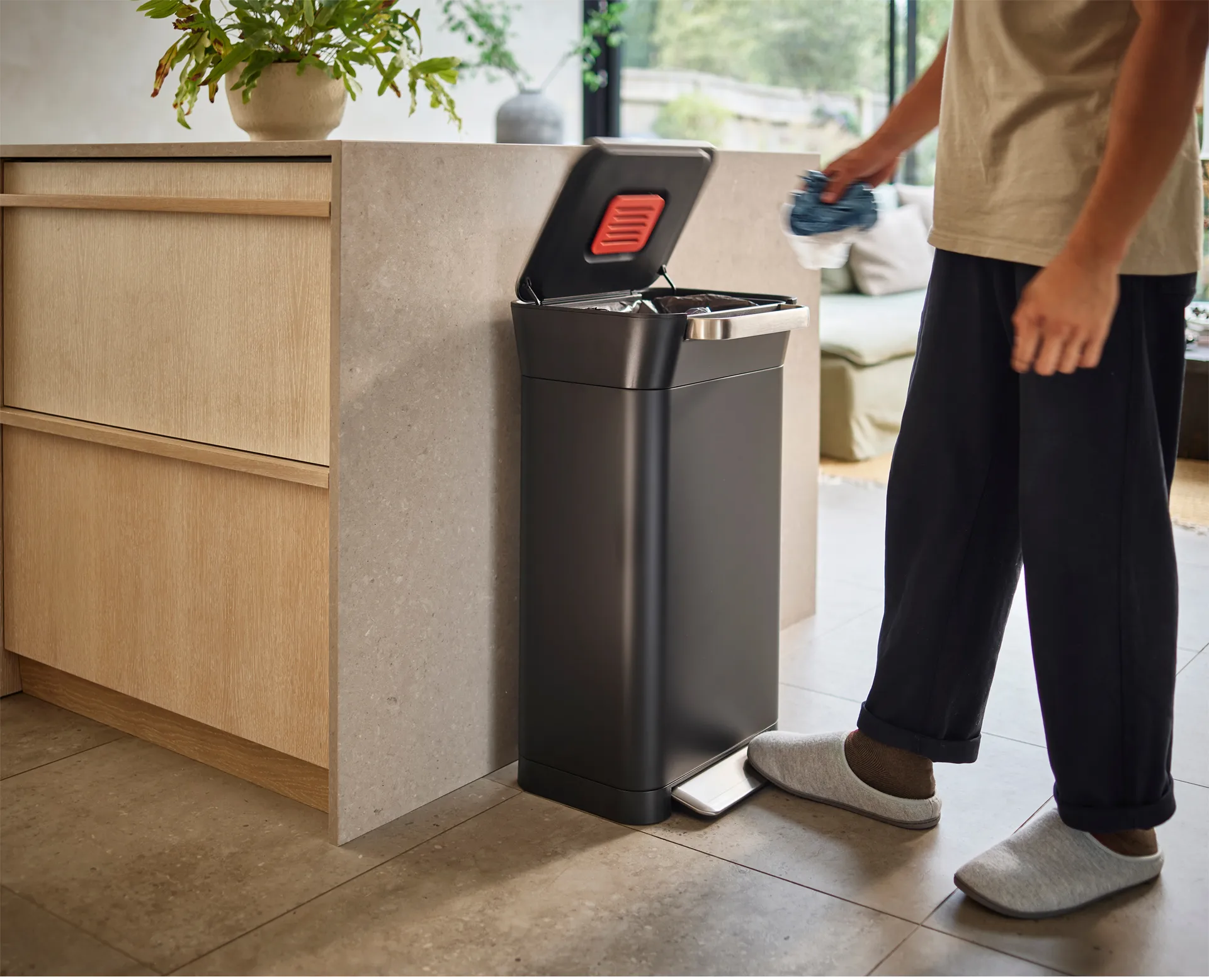 Joseph Joseph Titan trash compactor pedal bin 30 L, Carbon black Joseph Joseph
