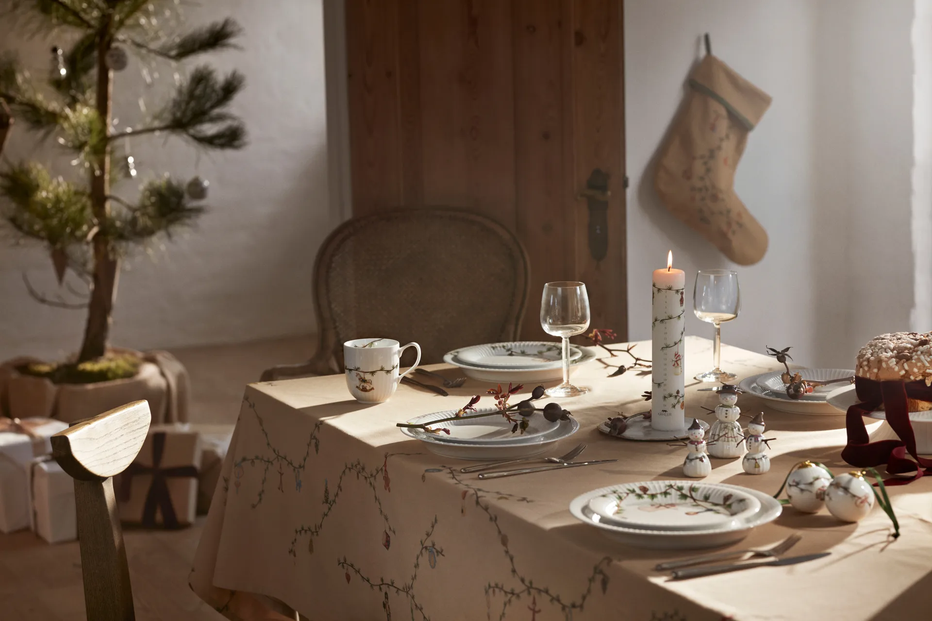 Hammershøi Christmas Tablecloth sand, 150x270 cm Kähler