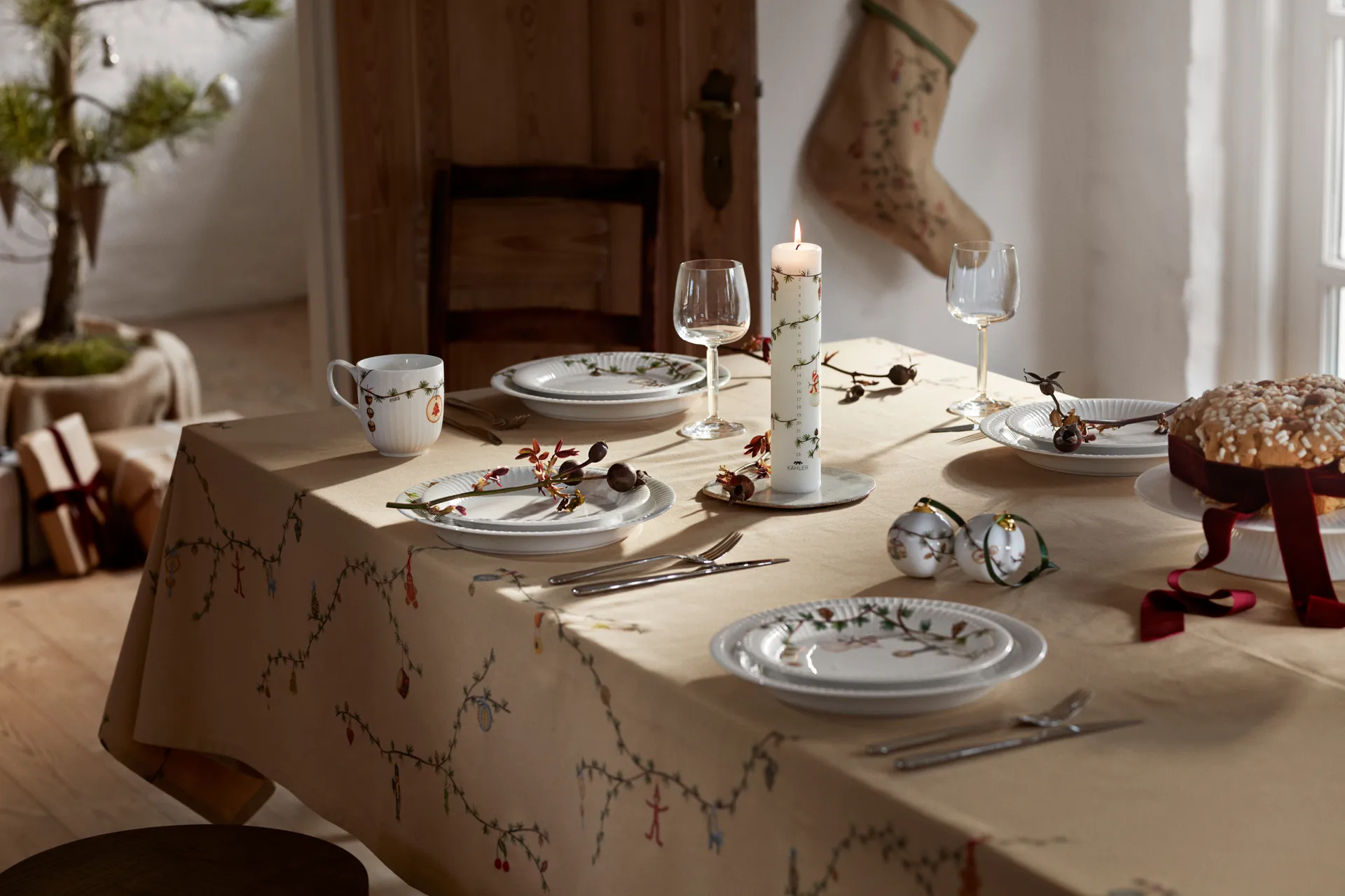 Hammershøi Christmas Tablecloth sand, 150x270 cm Kähler