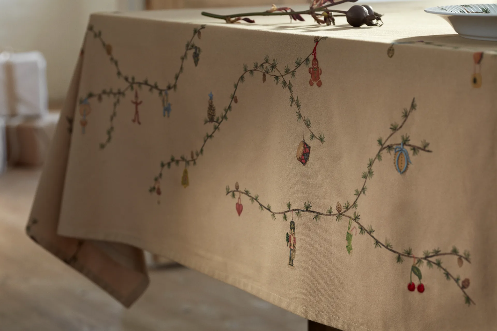 Hammershøi Christmas Tablecloth sand, 150x370 cm Kähler