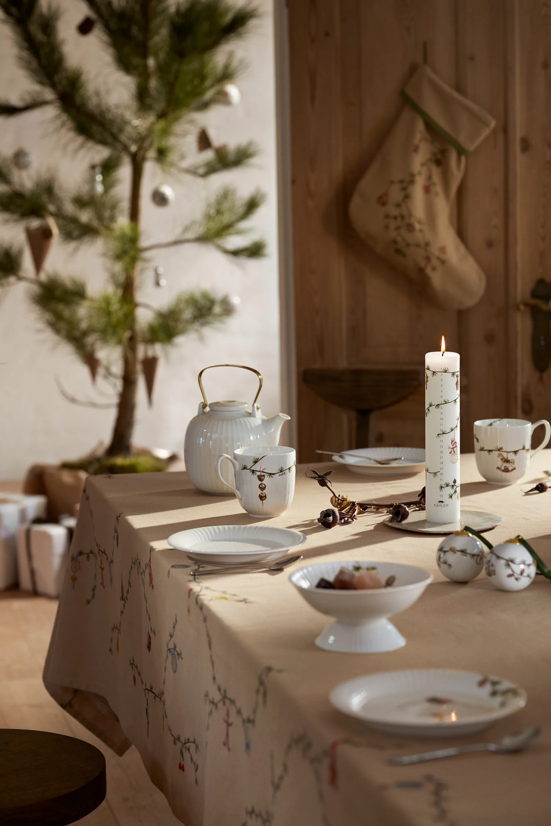 Hammershøi Christmas Tablecloth sand, 150x370 cm Kähler
