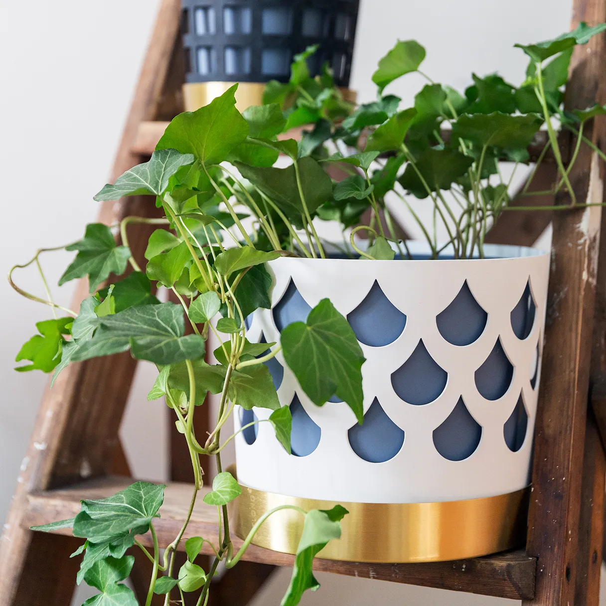 Trio flower pot drop medium Ø18 cm, white KLONG
