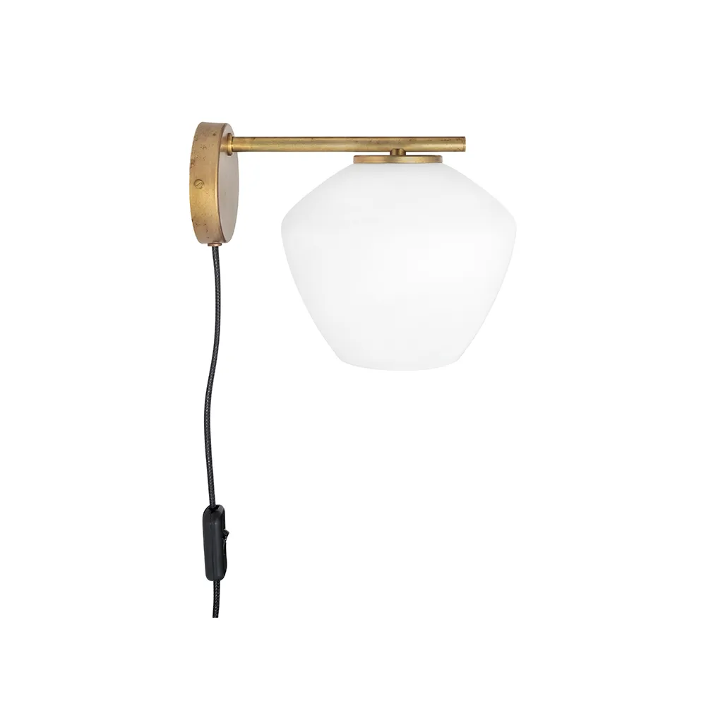 DK 1-Low wall lamp, Raw brass/matte white Konsthantverk