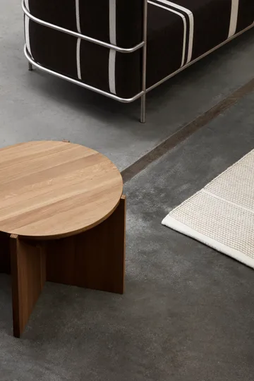 Simple coffee table Ø52 cm - Warm lacquered oak - Kristina Dam Studio