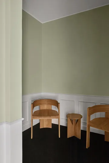 Simple stool Ø36 cm - Warm lacquered oak - Kristina Dam Studio