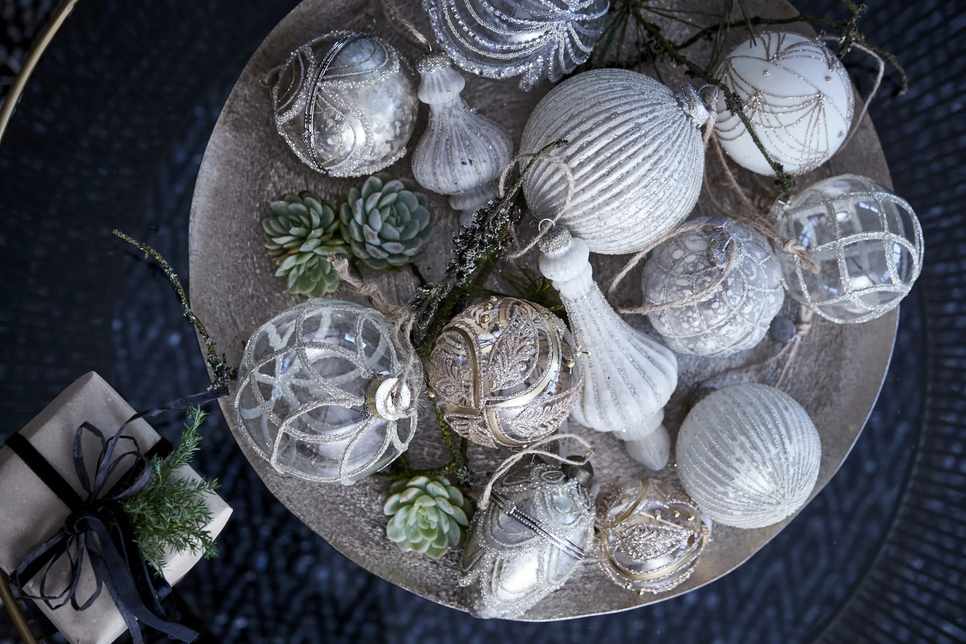 Norille Christmas bauble Ø8 cm, Antique white-silver Lene Bjerre