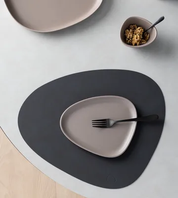 Curve Stoneware small plate 19x22 cm - Warm Grey - LIND DNA