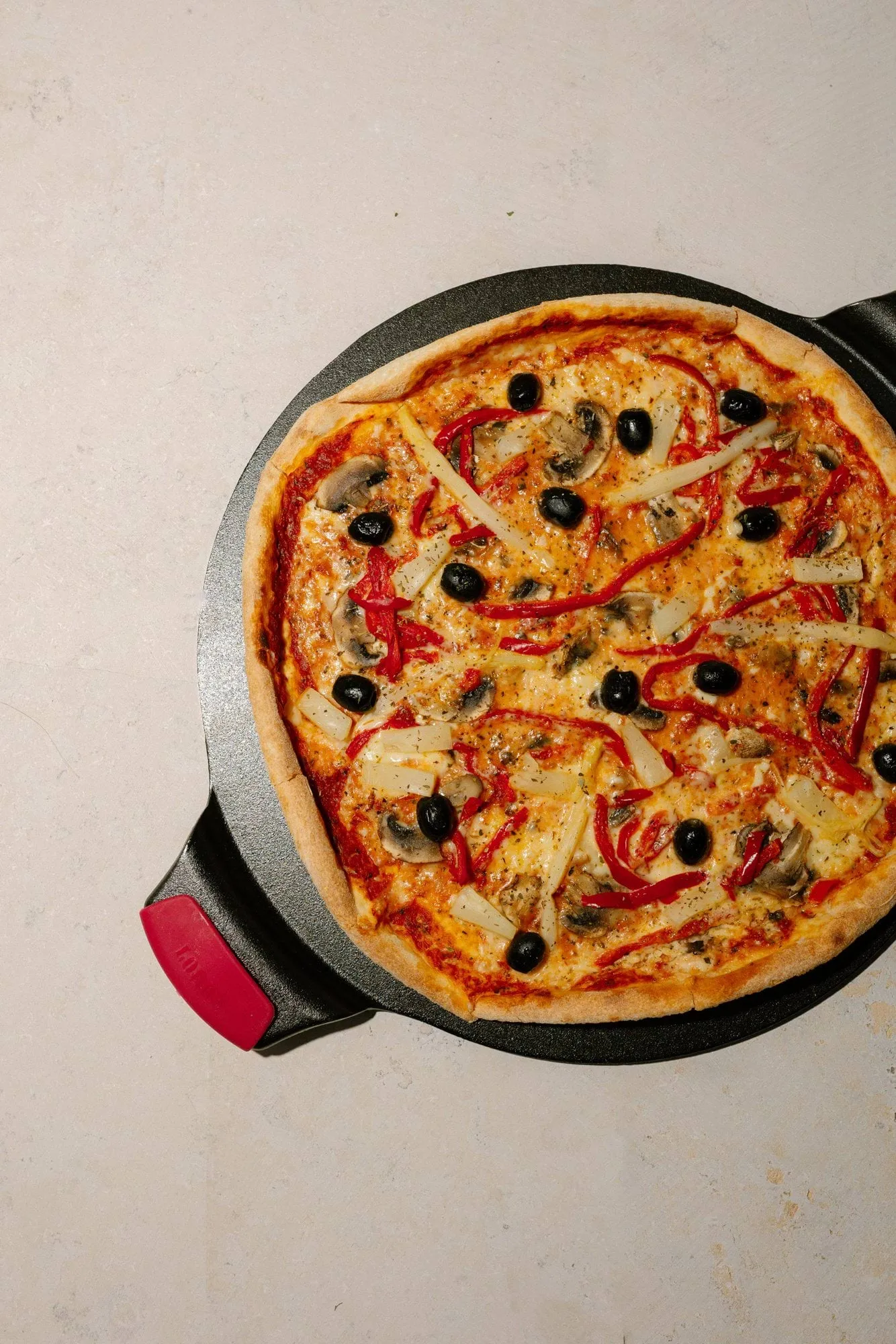 Pizza stone with silicone handle, Ø38 cm Lodge