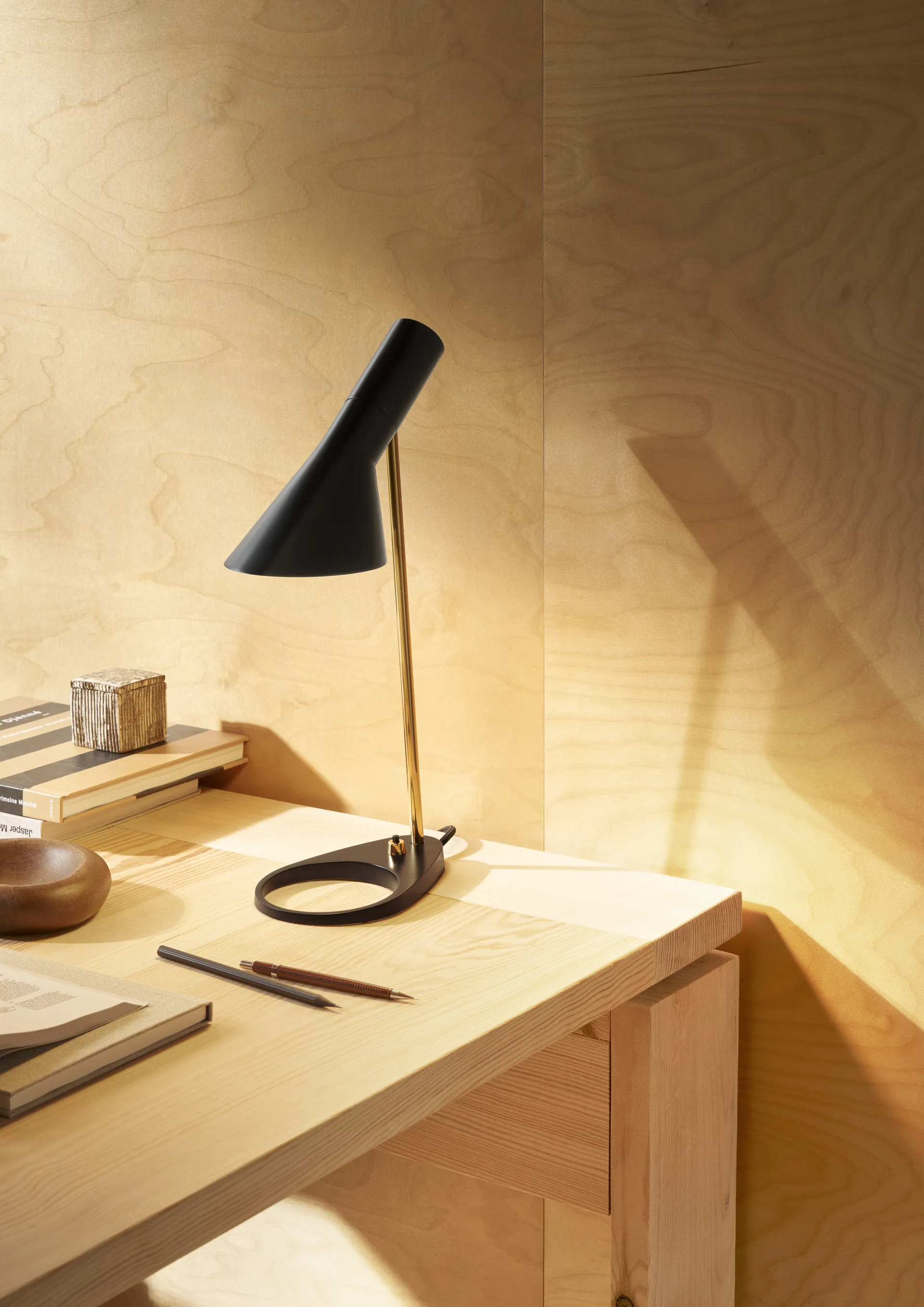 AJ MINI table lamp, Brass-black Louis Poulsen