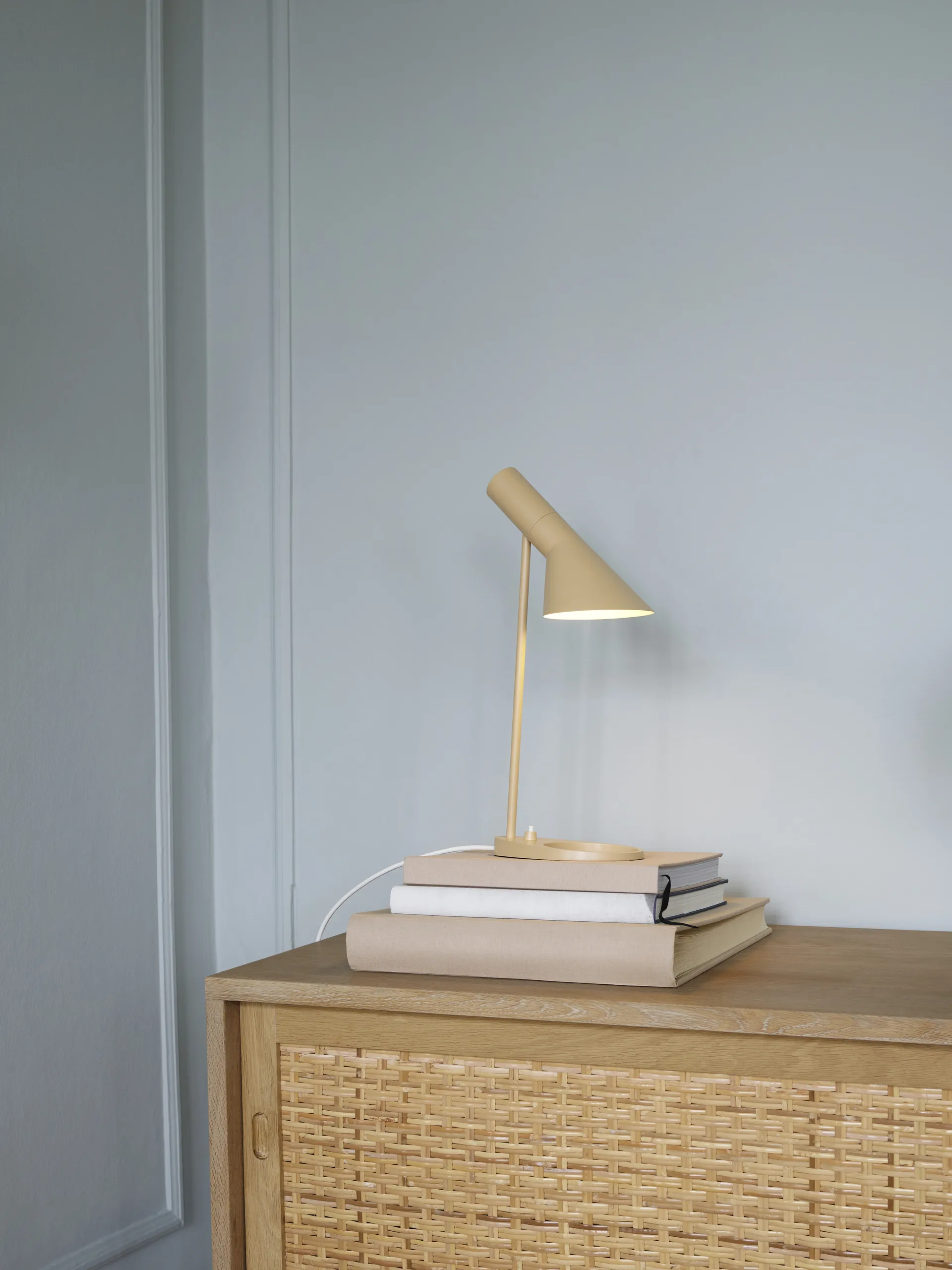 AJ MINI table lamp, Warm sand Louis Poulsen