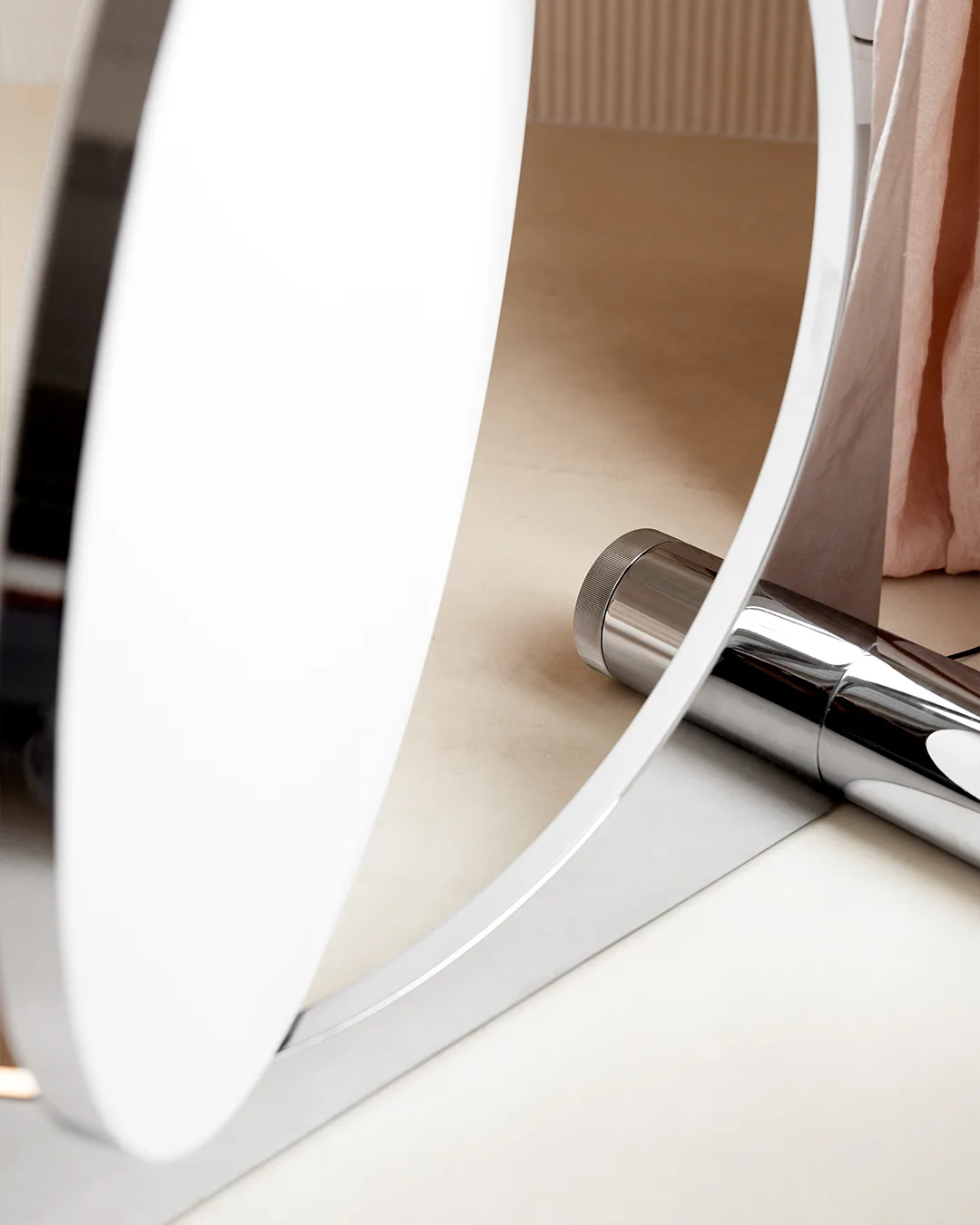 Moonsetter floor lamp, High gloss chrome plated-white Louis Poulsen